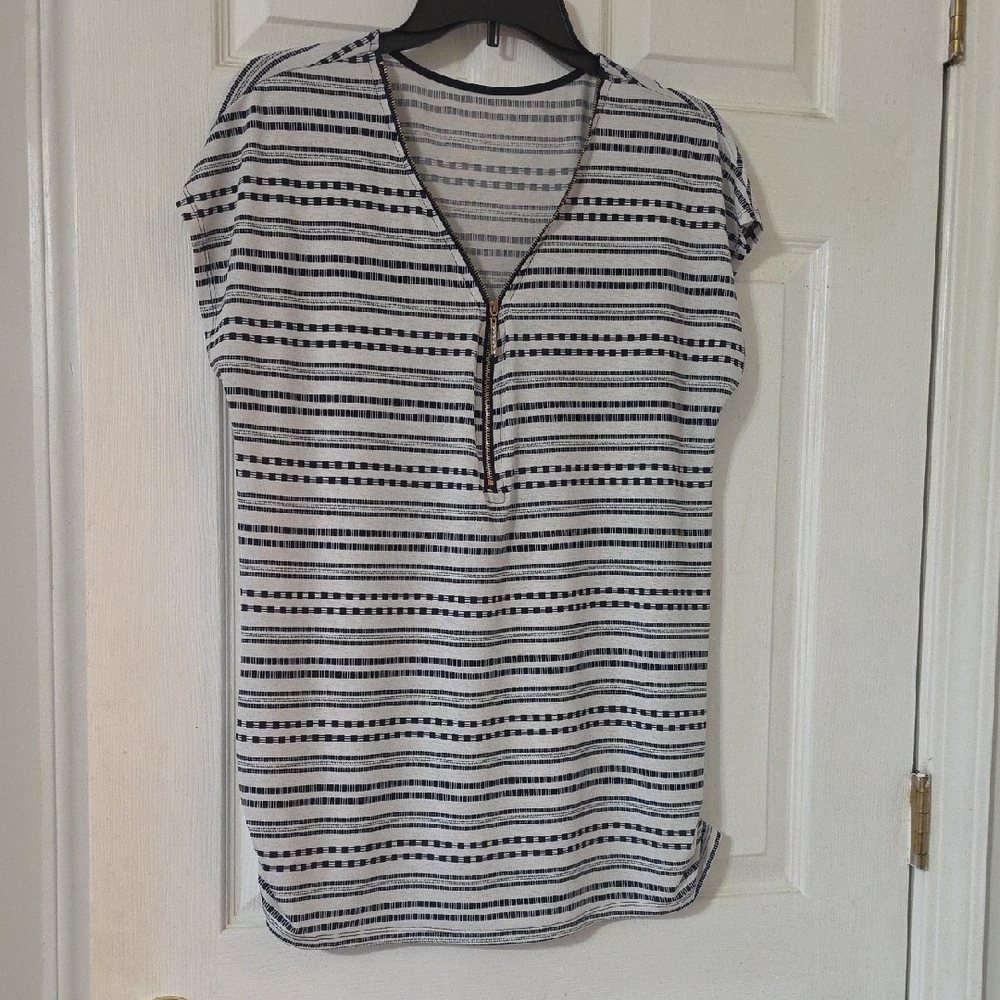 Striped V-Neck Short Sleeve Women's Top - Black & White